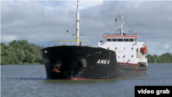По данным силовиков, на судне ANKA незаконно ходил в Крым и перевозил украденное украинское зерно 43-летний капитан-гражданин Индии. СБУ заочно сообщила ему о подозрении в нарушении порядка въезда-выезда на временно оккупированную территорию