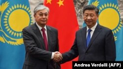 Кытайдын президенти Си Цзинпин (оңдо) жана казак президенти Касым-Жомарт Токаев. Бээжин. 11-сентябрь, 2019-жыл.