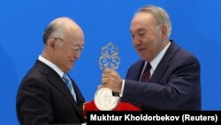 Қазақстан президенті Нұрсұлтан Назарбаев  Атом энергиясы бойынша халықаралық агенттіктің (МАГАТЭ) директоры Амано Юкияға уран банкінің символдық кілтін ұсынды. Астана, 29 тамыз 2017 жыл