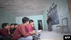 آرشیف، یک معلم در حال توضیح درس برای شاگردان در یکی از مکاتب شهر کابل.