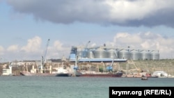 Балкеры на погрузке у зернового терминала «Авлита» в Севастополе, архивное фото 
