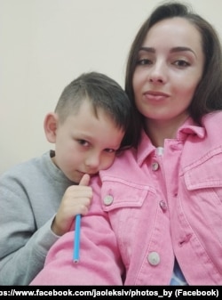 Roman Olexiv și mama lui, Halina, ucisă în atacul rusesc cu rachete din iulie 2022, în urma căruia el a fost rănit grav (fotografie din arhiva familiei).