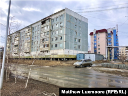 Clădirile din Yakutina sunt construite pe fundații îngropate adânc sub stratul de permafrost.