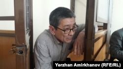 Кәсіподақ белсендісі Әмин Елеусіновтің сотта отырған сәті. Астана. 14 наруыз  2017 жыл