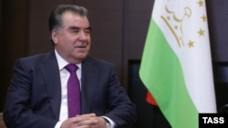 Тәжікстанды 1992 жылдан бері басқарып келе жатқан Эмомали Рахмон.  