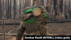 Українські військові будують бліндаж в туманну погоду