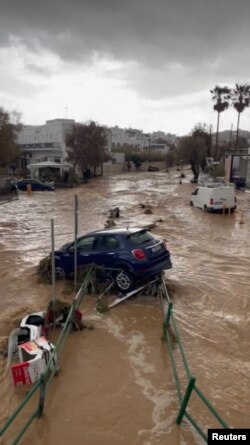 Закъсали автомобили се виждат на кадри от наводнения в Науса, на остров Парос, Гърция, 31 март 2025 г.