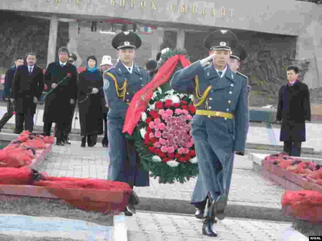 Атактуу жазуучунун жаткан жерине гүлчамбарлар коюлду. - 12 декабря с участием Президента Кыргызской Республики Курманбека Бакиева в мемориальном комплексе «Ата-Бейит» состоялось поминальное мероприятие, посвященное дню рождения Героя Кыргызской Республики, Героя Социалистического труда, Народного писателя Кыргызской Республики Чингиза Торекуловича Айтматова.  