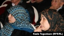 Жены узбекских беженцев-мусульман, находящихся в тюрьме КНБ, на форуме демократических сил. Алматы, 29 января 2011 года.  