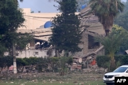 Пошкоджена будівля урядового комплексу охорони здоров’я та освіти після індійських ударів у Мурідке, приблизно за 30 кілометрів від Лахору, Пакистан, 7 травня 2025 року