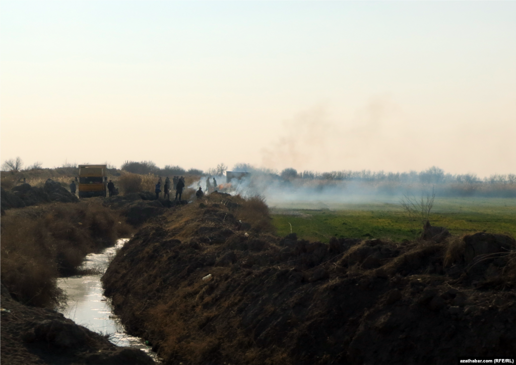 Mary, otlanýan çöp-çalamyň tüssesi. Ýanwar, 2018.&nbsp;