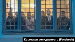 Крымские татары, задержанные под Верховным судом России, в отделении полиции вместе с крымскими адвокатами. Москва, 12 июля 2019 года