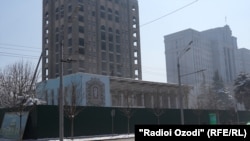 Власти города считают, что чайхана закрывала вид, открывающийся на здание правительства Таджикистана
