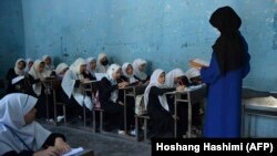 آرشیف، معلم در جریان تدریس دانش آموزان دختر در یکی از مکاتب ولایت هرات