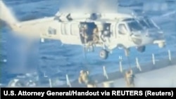 Америкалык жээк сакчылары тик учак менен танкердин үстүнө конуп жатышат. 10-декабрь, 2025-жыл.