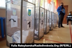 Під час голосування на одній з виборчих дільниць у Дніпрі, 25 жовтня 2020 року