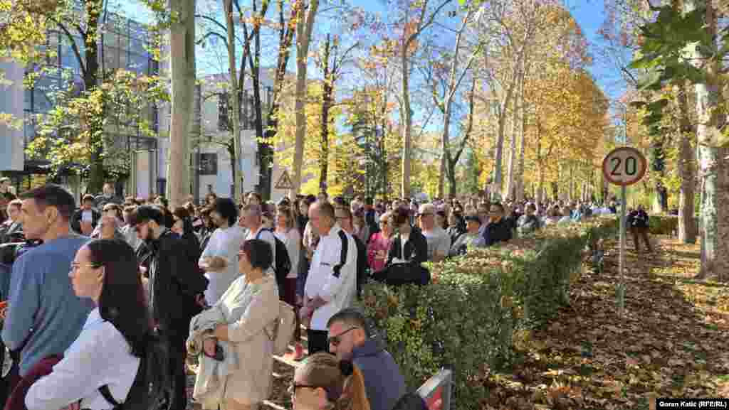 Građani Banjaluke na okupljanju za novosadske žrtve, Banjaluka, 1. novembar 2025. Optužnica protiv 13 osumnjičenih za propuste koji su doveli do nesreće, među kojima su i bivši državni funkcioneri Srbije, još nije potvrđena. Među optuženima je i bivši ministar infrastrukture Goran Vesić. Vlast sve vrijeme odbacuje odgovornost. 
