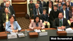 მარცხნიდან მარჯვნივ: თინა ხიდაშელი, სალომე ზურაბიშვილი და ლუკ კოფი