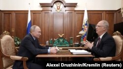 Kiril Dmitriev (d), șeful fondului suveran de investiții al Rusiei, la o întrevede cu președintele rus, Vladmir Putin, la Moscova, în aprilie 2021.