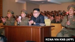 Лидер Северной Кореи  Ким Чен Ын (в центре) во время инспекции в штабе войск стратегического назначения. Официальное фото. 14 августа 2017 года. 