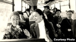 Кыргыз Республикасынын Эл артисти Жамал Сейдакматова Кыргыз ССРинин эл артисти, Токтогул сыйлыгынын лауреаты, актриса Даркүл Күйүкова менен. (Архивдик сүрөт).