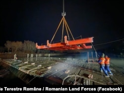 La montarea tablierului metalic al căii de rulare a podului, în decembrie 2024, au participat și militari.
