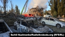 Зруйнований житловий будинок, згорілі автівки. Наслідки російської повітряної атаки по Києву. 28 серпня 2025 року