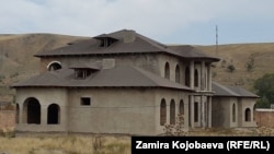 Бакиевдин уулуна тиешелүү делген "Ideal house" деп аталган жердеги үйлөр