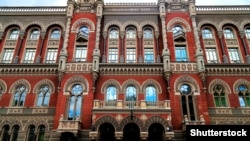 НБУ: громадяни зможуть без обмежень та безкоштовно обміняти монети номіналом 25 копійок та старі банкноти, уведені в обіг до 2003 року, упродовж наступних трьох років