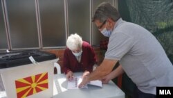 Илустрација- гласање на предвремени парламентарни избори