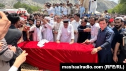 د عوامي نیشنل ګوند صوبايي مشر میا افتخار حسین د مولانا خانزېب پر تابوت لاسونه ایښي - د جولای ۱۱مې انځور.