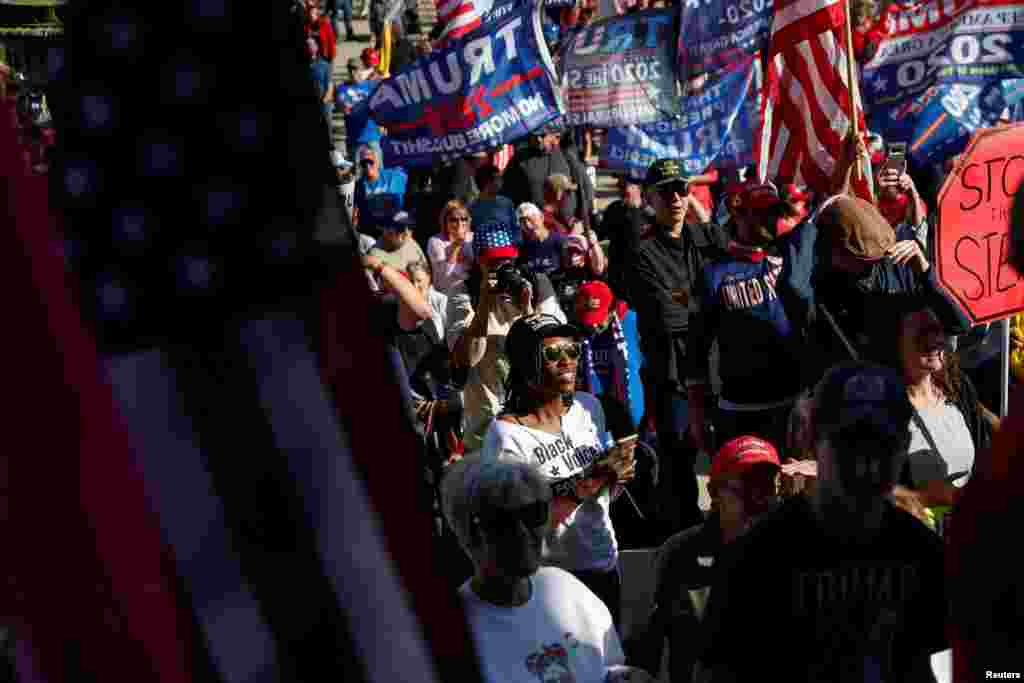 Поддржувачи на американскиот претседател Доналд Трамп во Лансинг, Мичиген, САД, 7 ноември 2020 година