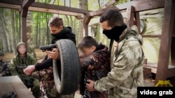 Tinejdžeri iz Srbije učestvuju u obuci vojno-patriotskog kampa u Rusiji, 2017. godine koji vodi ultranacionalistička organizacija E.N.O.T. Corp.