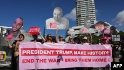 تصویری از تجمع خانواده‌های گروگان‌ها در دومین سالروز هفتم اکتوبر، تل‌ابیب