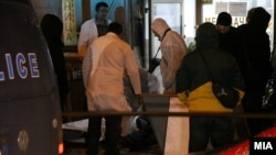 Илустрација, подигнување на телата по изврешно двојно убиство во Скопје. Архивска фотографија 