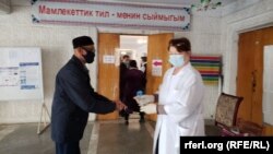 4-октябрда өткөн парламенттик шайлоодо добуш берүү учуру. Бишкек шаары. 2020-жыл.
