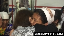 Türkmenistandan Gazagystana hemişelik dolanan etniki gazaklar Žanözen demir ýol menzilinde garyndaşlary tarapyndan garşy alynýar. 13-nji maý, 2021 ý. Žanözen. Gazagystan. 