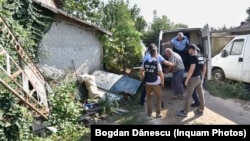 Procurorii vor degaja obiectele din curtea lui Dincă.