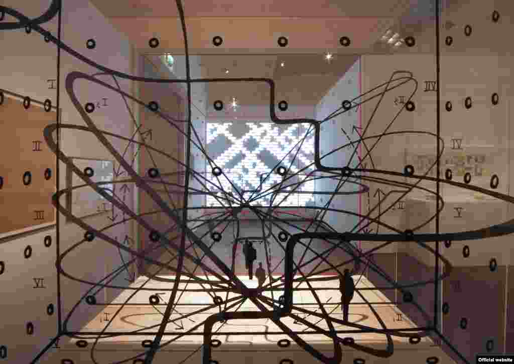 &nbsp;Lillian Schwartz&rsquo; Video &bdquo;Pixillation&ldquo; văzut prin Bernhard Leitners &bdquo;Soundcube&ldquo; 