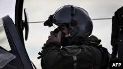 Un pilot al forțelor aeriene franceze, peegătindu-se de decolare într-un avion de luptă Rafale într-o misiune comună cu forțele poloneze la baza aeriană Minsk Mazowiecki, pe 17 septembrie, în cadrul misiunii Santinela Estică 