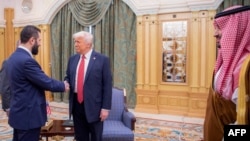 د سوریې ولسمشر احمدشرع د روان کال د مې په ۱۴مه په ریاض کې له ولسمشر ډونالډټرمپ سره وکتل.