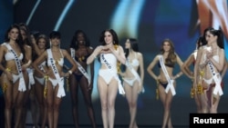 فاطیما بوش، نمایندهٔ مکزیک، در میان سایر شرکت‌کنندگان در مسابقهٔ ملکهٔ زیبایی جهان