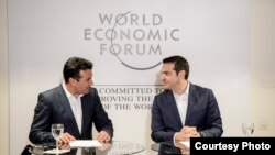 Архивска фотографија - Заедничка прес-конференција на премиерите на Македонија и Грција, Зоран Заев и Алексис Ципрас во Давос, Швајцарија