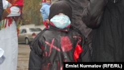 ВИЧке чалдыккан балдардын жана ата-энелеринин митинги. Ош, 14-ноябрь, 2011-жыл.