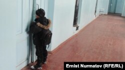 Сүрөттөгү баланын макалага тиешеси жок. 