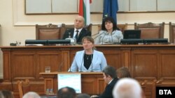 Деница Сачева пред парламента в деня на избирането й за социален министър.