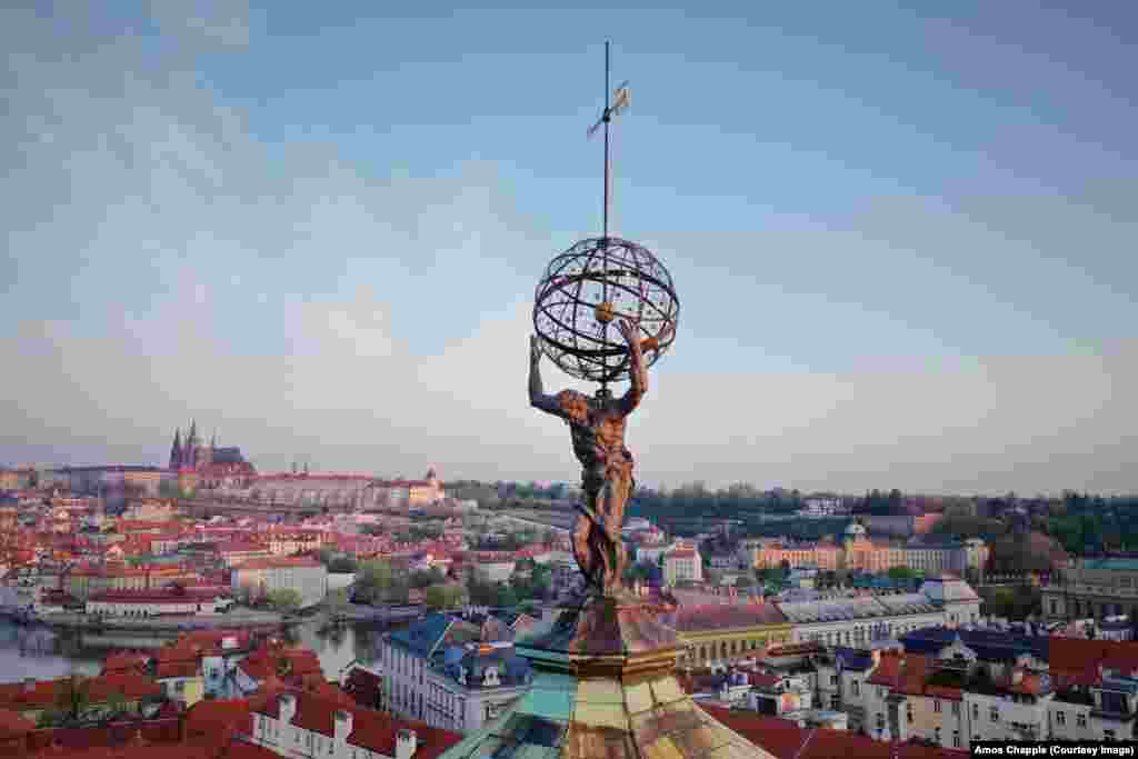 Spomenik titanu Atlasu koji drži &bdquo;nebesku sferu&ldquo; iznad Klementinuma, drevnog skupa zgrada u okviru kojih je radna meteorološka stanica koja je u upotrebi od 1775. godine. Statuu Atlasa napravio je Matijas Bernard Braun (1684-1738), koji je takođe napravio nekoliko skulptura na praškom Karlovom mostu. &nbsp;