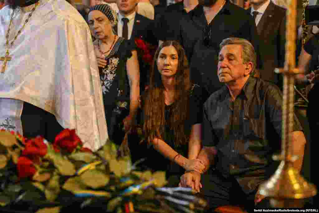 Батько та сестра загиблої у полоні РФ української журналістки Вікторії Рощиної