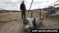 Наслідки авіаудару Росії в селі на Київщині, 29 березня 2022 року. Ілюстративне фото 