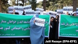 آرشیف، شماری از زنان در یک راه پیمایی در کابل خواستار تأمین صلح در کشور شدند.